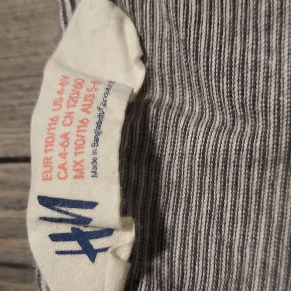 ๐ H&M | Kid's Striped Super Hero Shirt | 4-6Y | Black White Gold - Picture 3 of 5